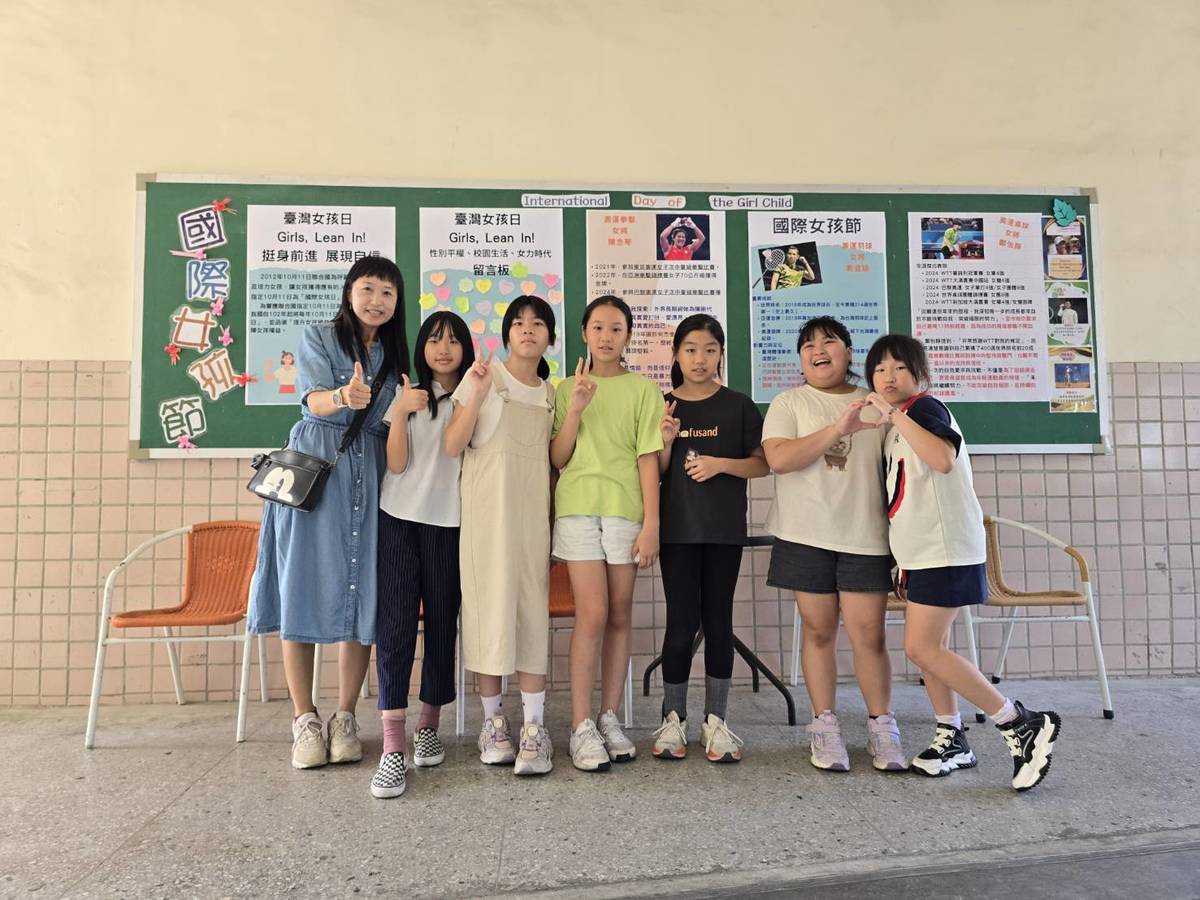 學生展現自信比出愛心手勢 (北市教育局提供)