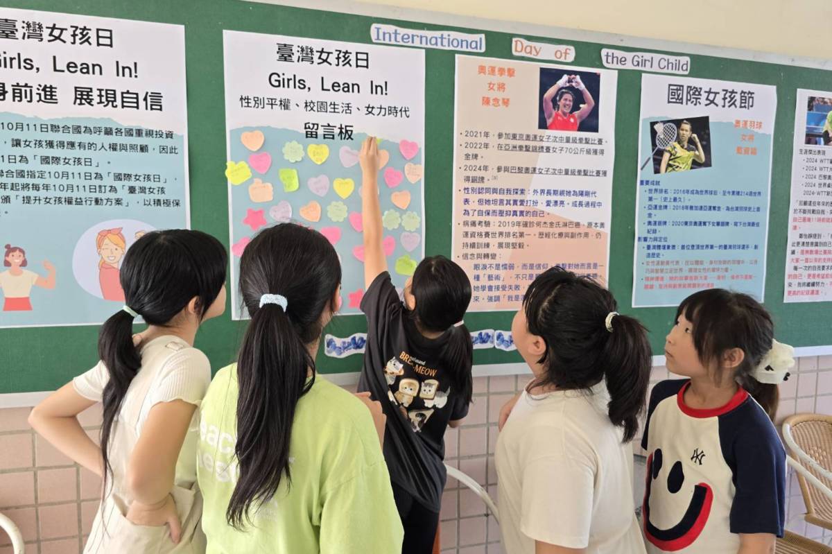 學生將自我期許貼在留言板上 (北市教育局提供)
