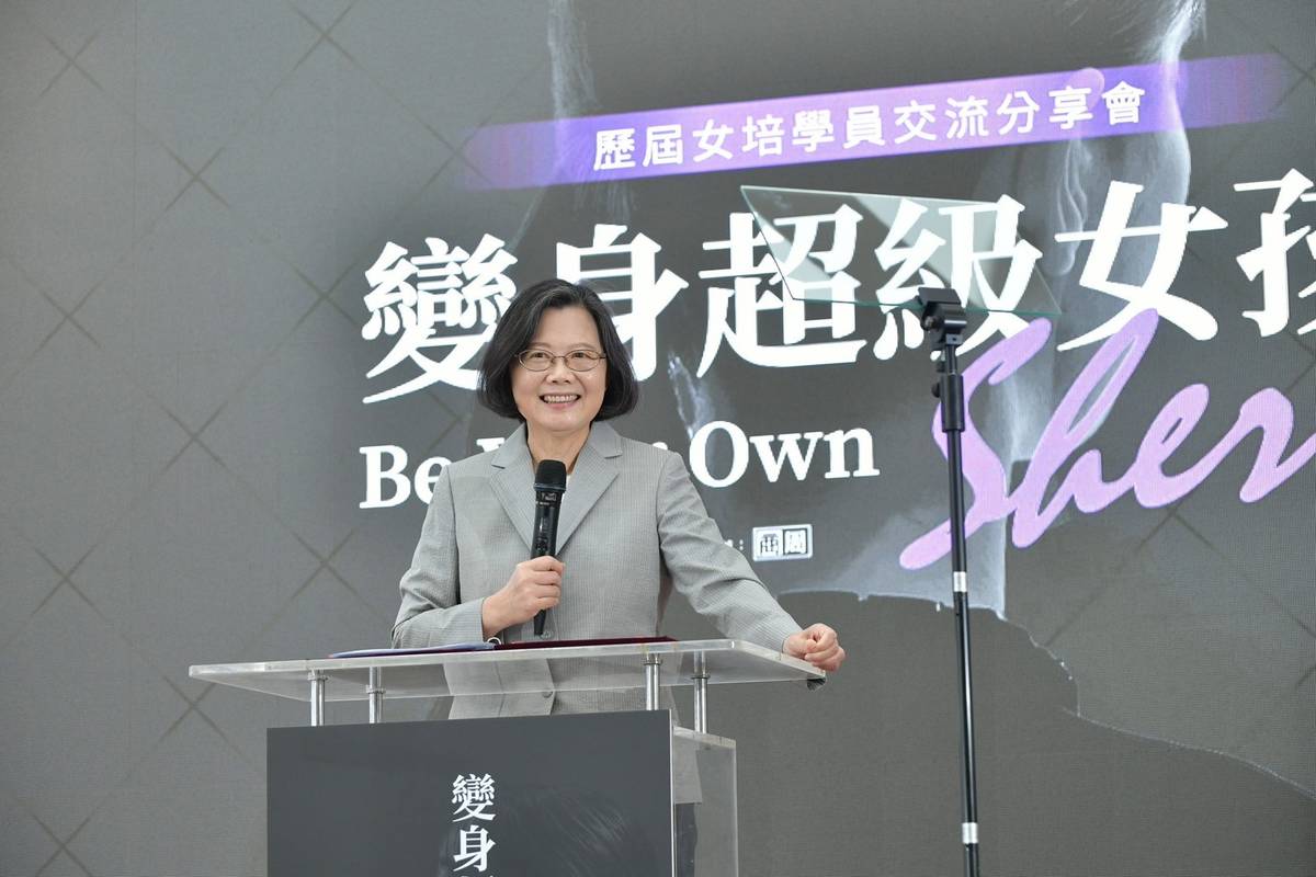 蔡英文前總統出席「變身超級女孩—歷屆女培學員交流分享會」，與女培營學員暢談女性領導人具備的特質，以及她為了擔任政府貿易談判代表、總統、黨主席必須學習溝通力的小故事 (教育部提供)