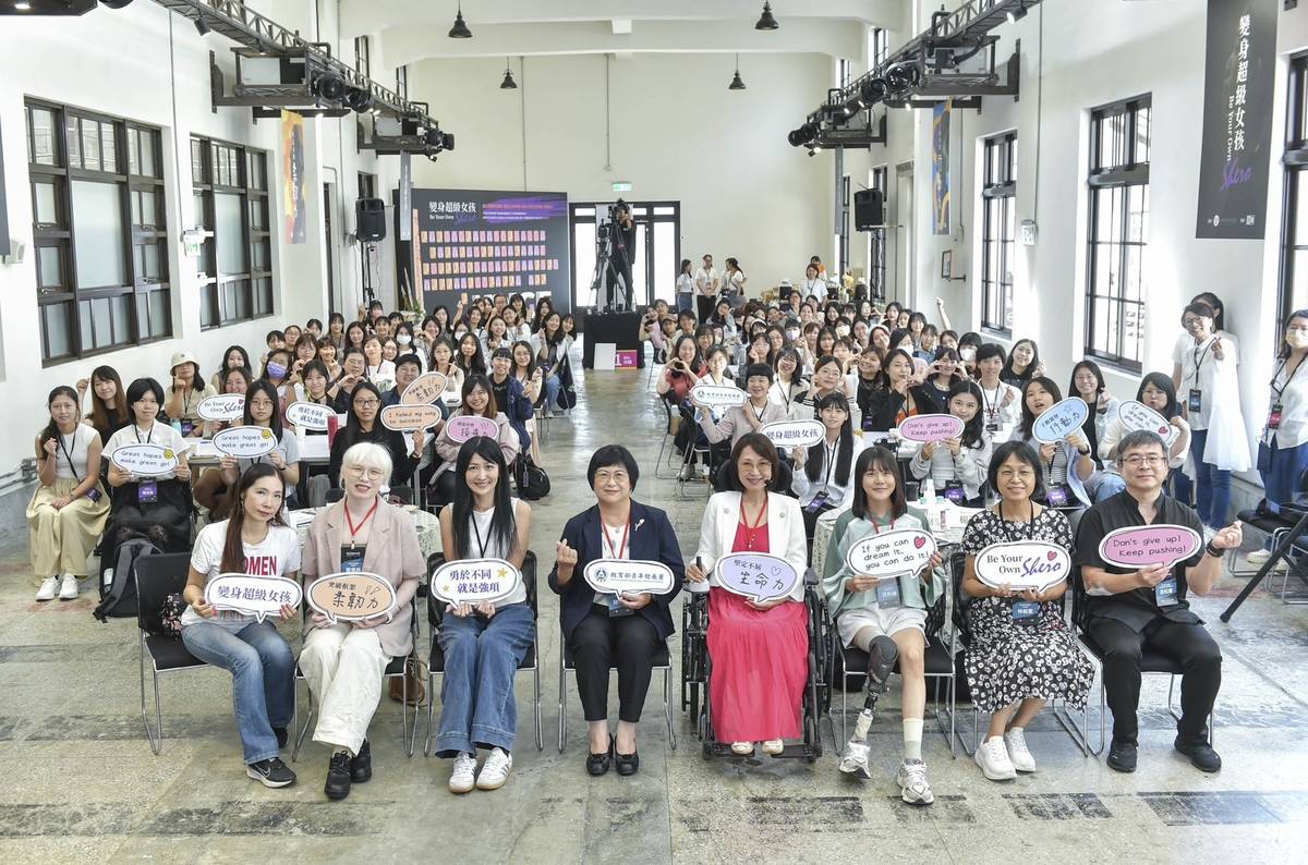 擔任上午場講師的基隆市社會處處長楊玉欣（右4）、國立清華大學同學沈利倩（右3）及青年署青諮委員鄭佩純（左2），與青年發展署署長陳雪玉（左4）、女培營學員合影 (教育部提供)