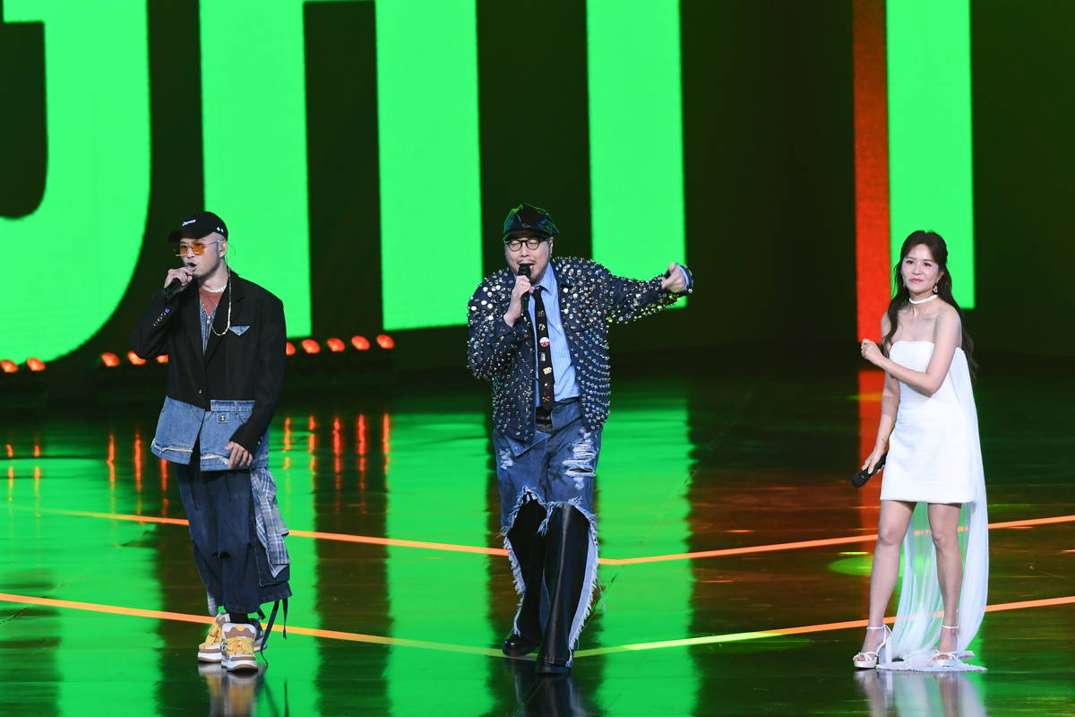 開場由吳怡霈 （右1）和林哲修（Joseph Lin）兩位主持人與嘻哈歌手韓森（左1）共同演唱「穿越60年的聲音旅行」，串連各年代經典廣播節目與新聞片段。（三立提供）