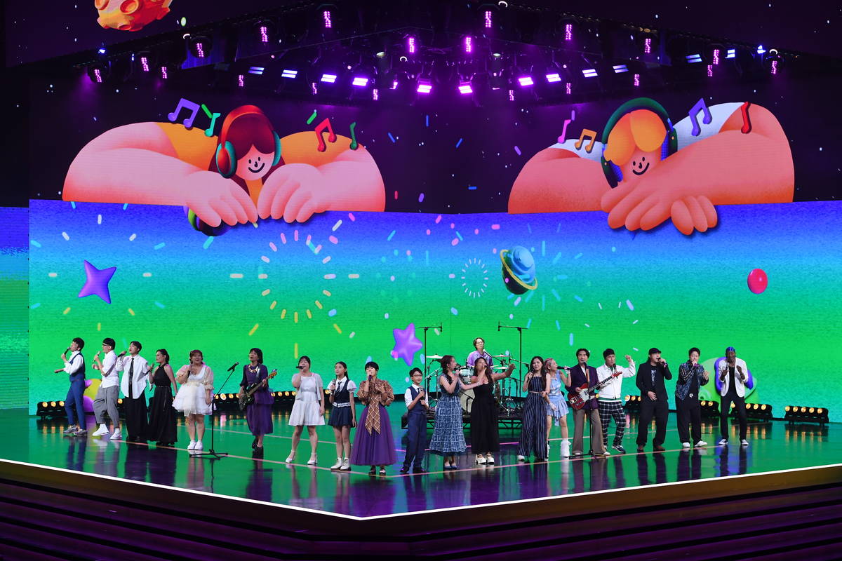 旺福樂團、鱻魚練習生和各電臺DJ群，其中包括教育電臺高雄分臺主持人蔡孟璇（Ola），共同表演「轉動・未來」，傳遞廣播金鐘獎繼續轉動下一個60年的希望和未來。（三立提供）