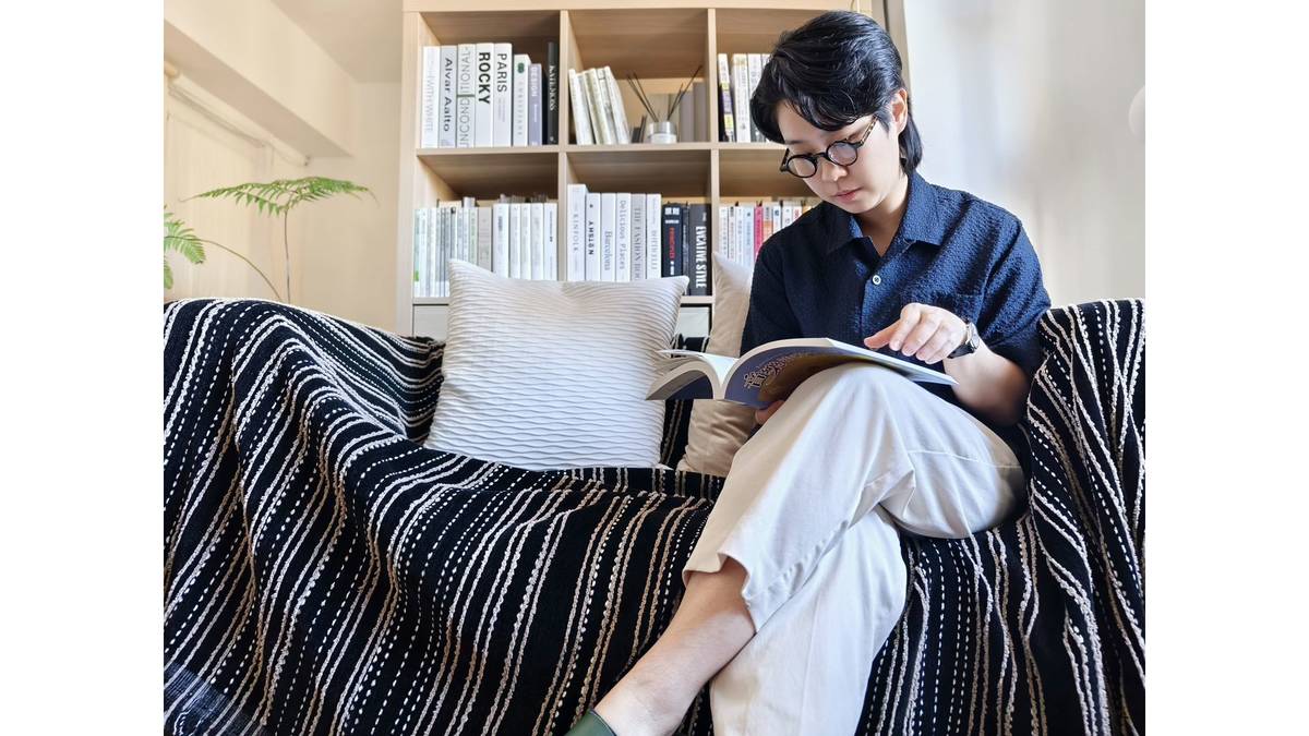 導演高子甯，閱讀書籍神情