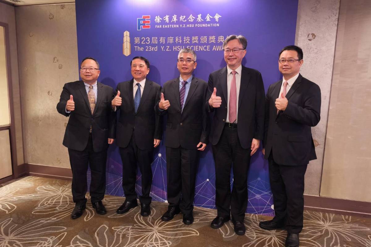 「有庠科技講座」得主(左起)孫慶成教授、許泰文校長、賴志煌教授急邱士華副院長及有庠紀念基金會副總經理楊雅森。