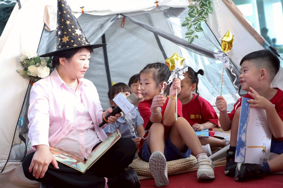 盧市長親自為小朋友朗讀故事書