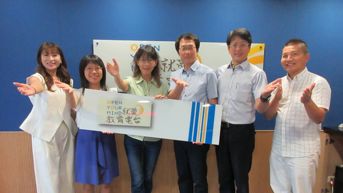 左起 節目主持人（臺中市立光正國民中學 林筱玲校長、臺中市大里區草湖國民小學 蔡雅婷老師）來賓（臺中市大肚區大肚國民小學謝青屏校長、臺中市西屯區東海國民小學林筆藝校長、臺中市立立人國民中學舒富男校長）教育電台常罡。
