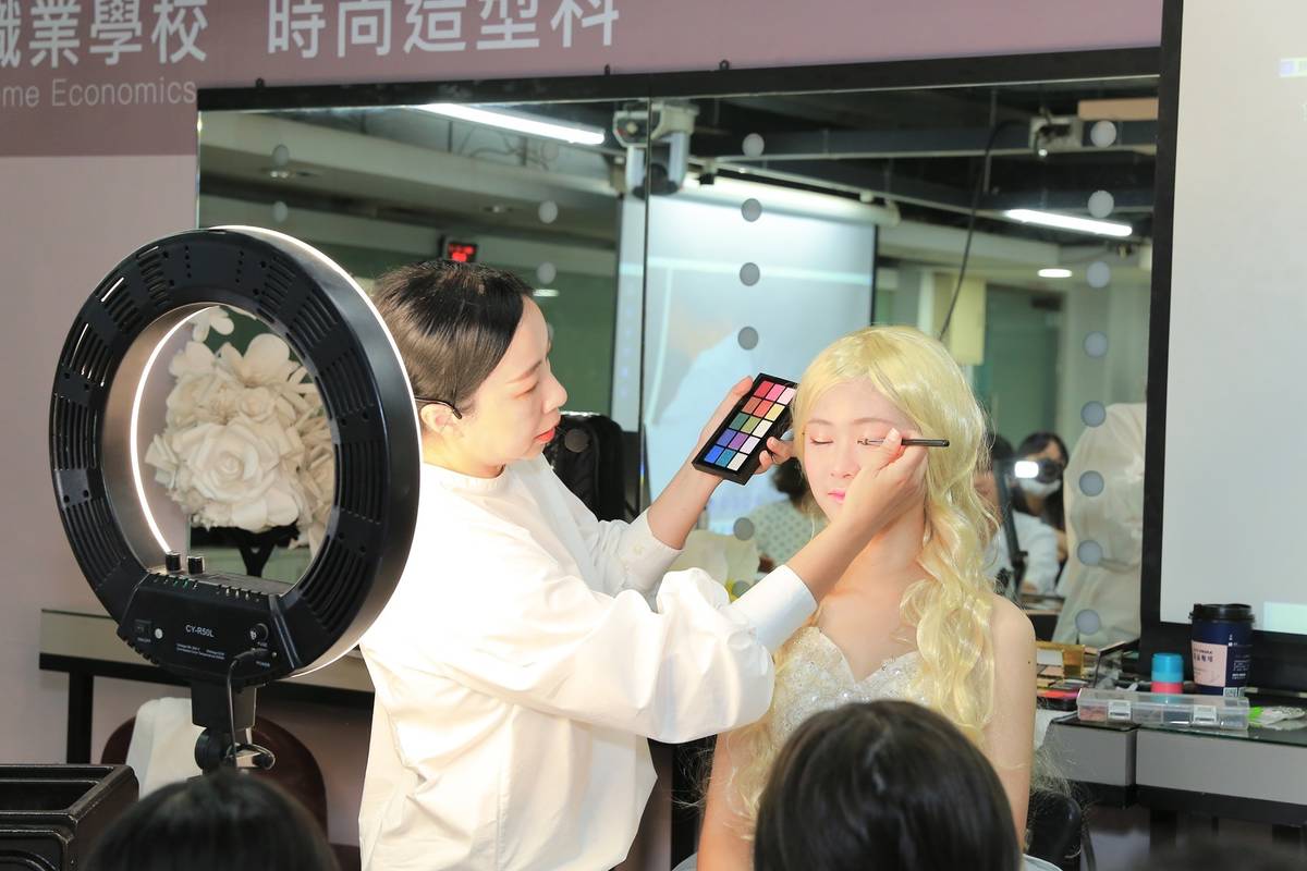 稻江護家邀請業師入校授課，宋昀儒老師親自示範凡爾賽宮廷風妝容