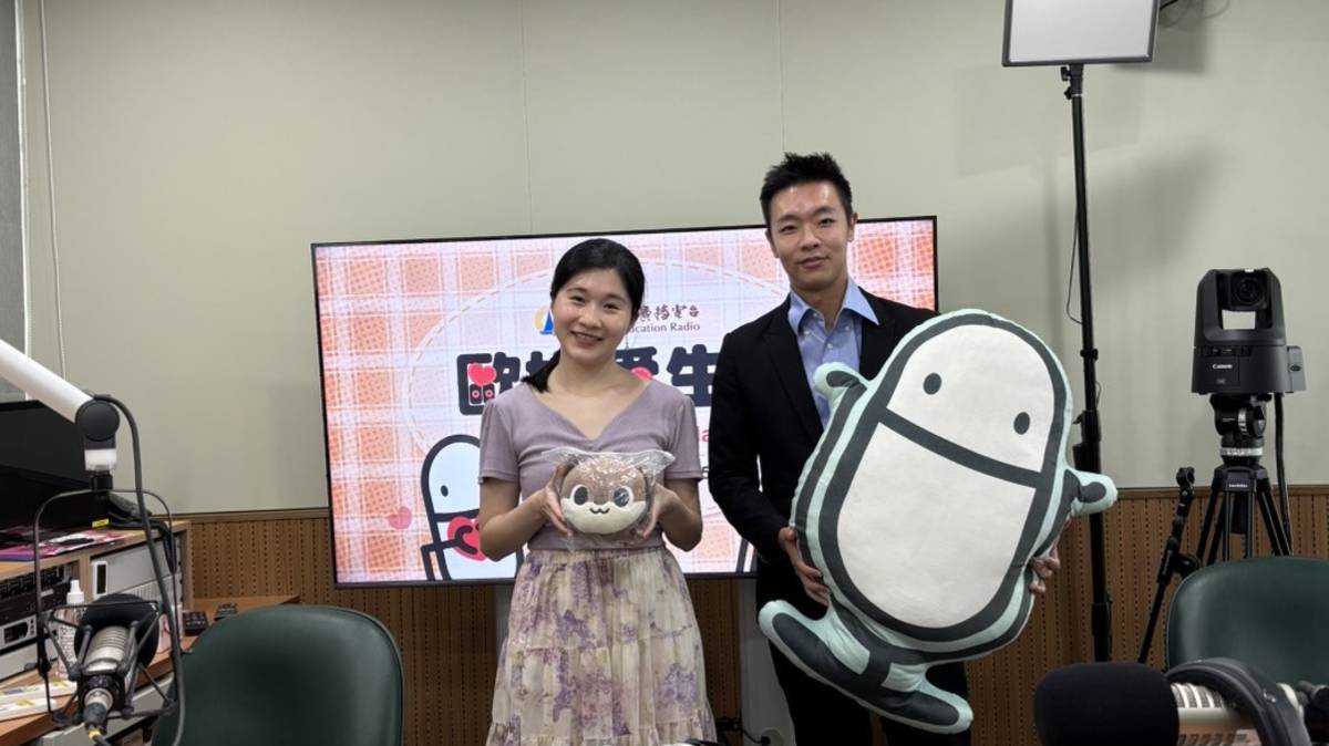 劉方調查官(右)