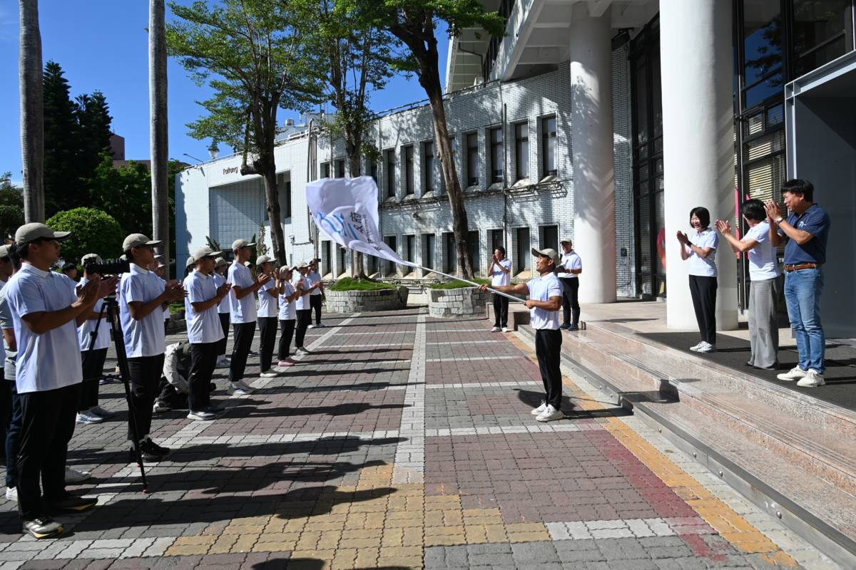 全國運動會臺東代表隊體操選手游朝偉，從饒縣長手中接下縣旗之後，用力揮舞，在場的大家鼓掌，預祝代表隊拿下好成績。