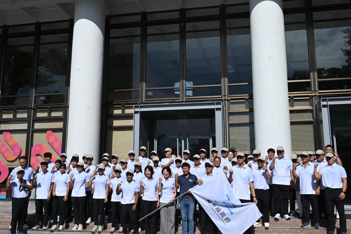 全運會臺東代表隊在授旗儀式之後，一起和饒縣長、陳市長及蔡處長合影。