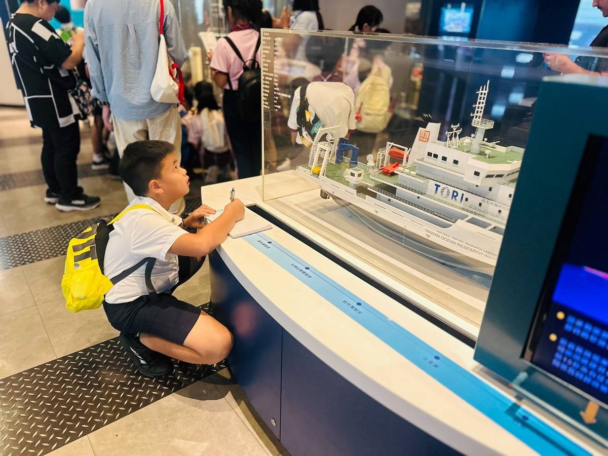 學生參訪「海洋科學廳」與「海洋環境廳」，了解海洋生態、洋流與環境保護的重要性