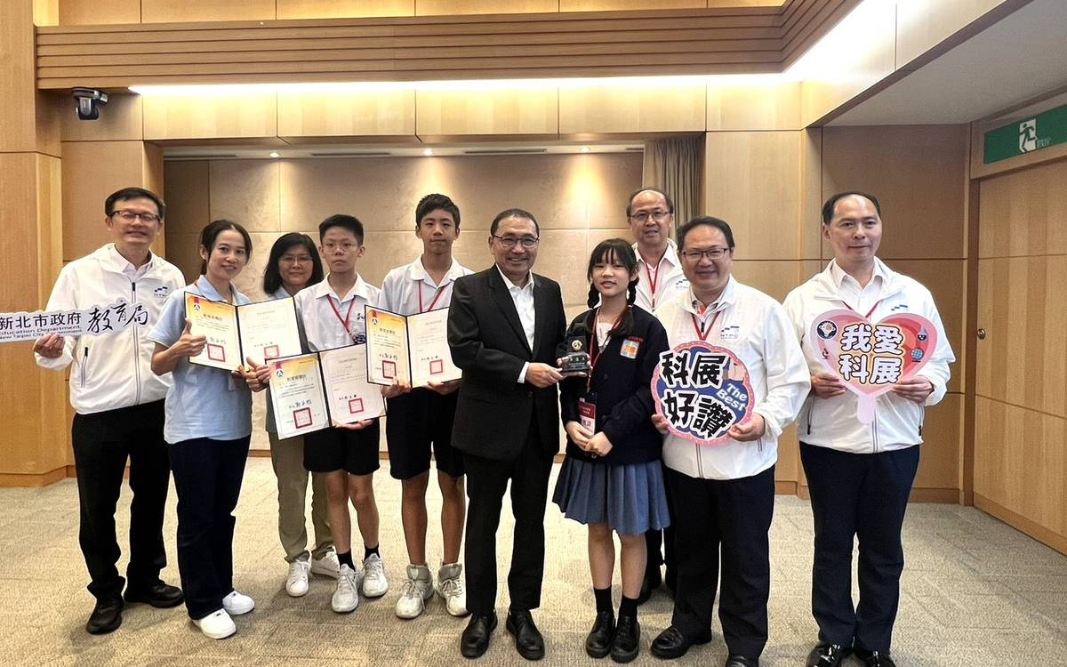 全國科展第一名師生於市政會議獻獎，圖為三芝國小獲獎師生