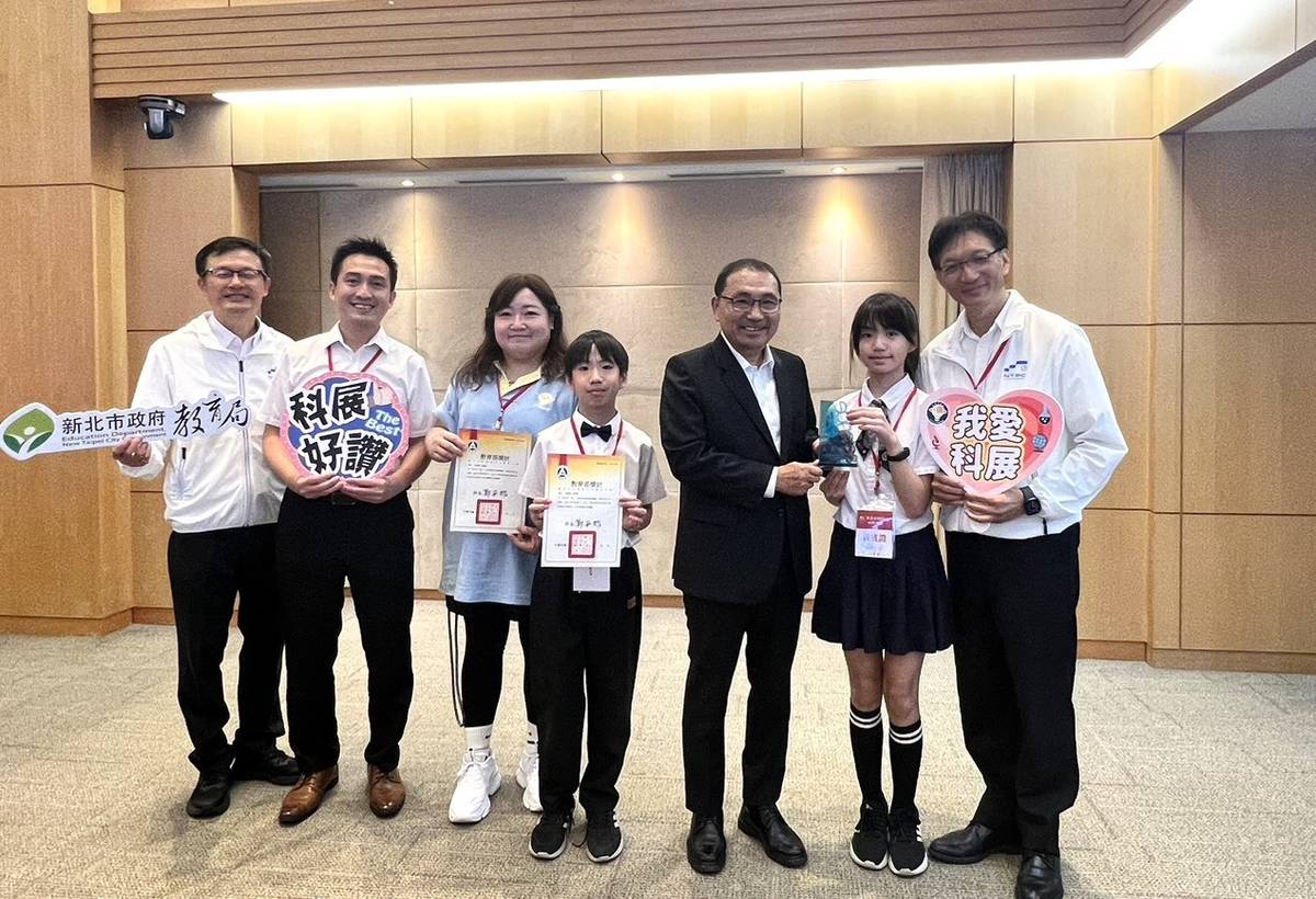 全國科展第一名師生於市政會議獻獎，圖為中山國小獲獎師生