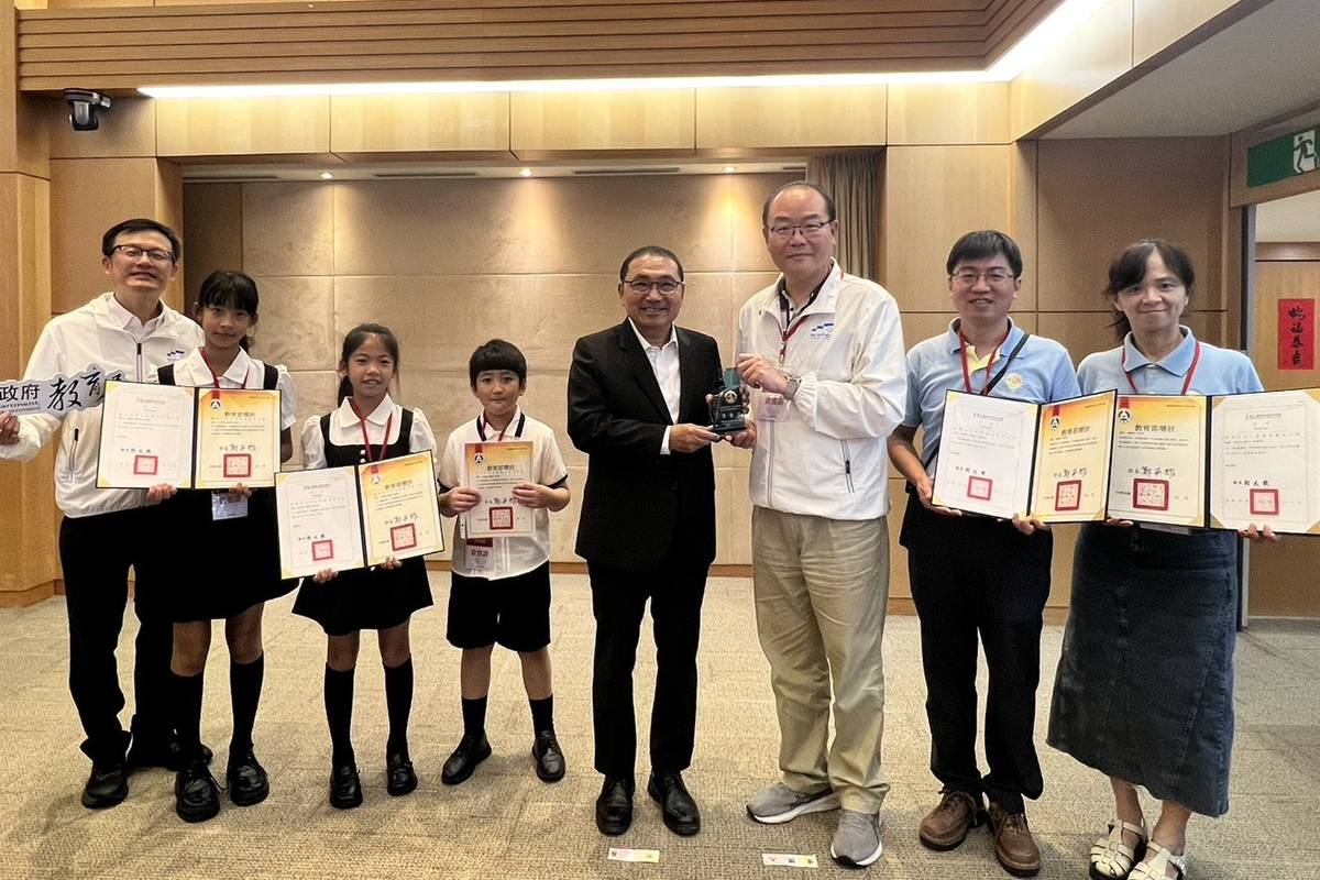 全國科展第一名師生於市政會議獻獎，圖為網溪國小獲獎師生