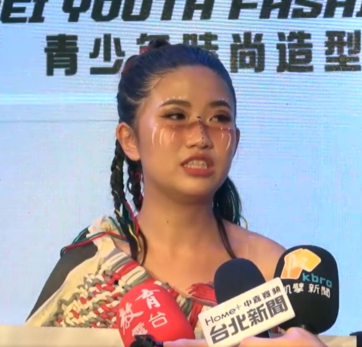 桃園市治平高中團隊成員劉誼禾表示，服裝的拼貼與斗篷最為亮眼