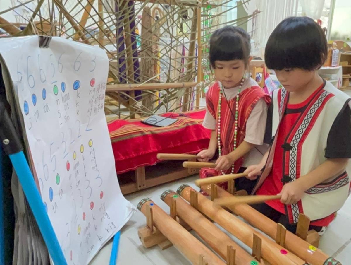 花蓮縣立山國小附幼幼兒敲打太魯閣竹琴