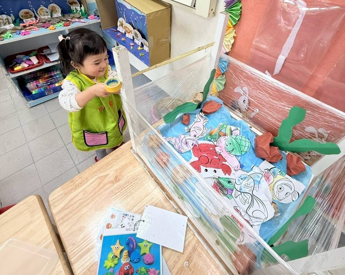 宜蘭縣大同鄉立幼兒園四季分班幼兒於學習區製作水族箱