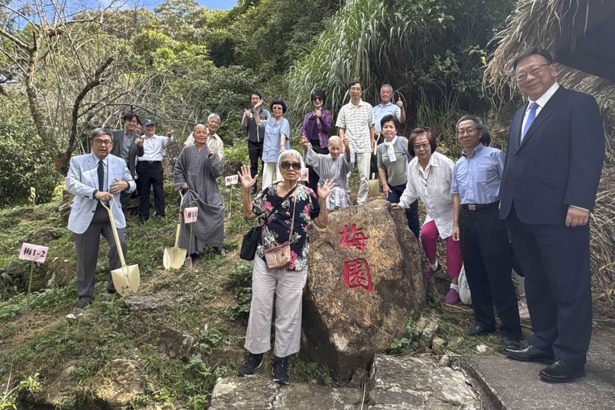 參加華梵大學二代梅樹種植活動人士合影。(華梵大學提供)