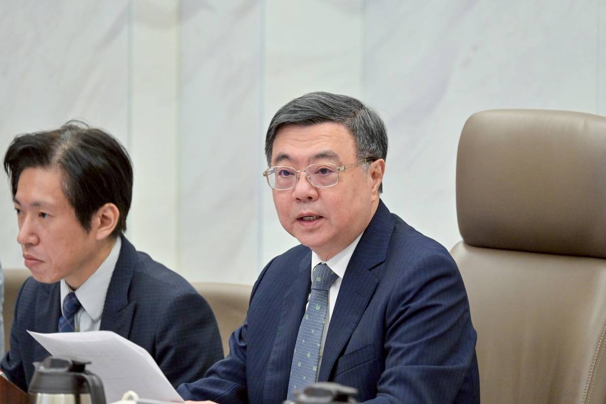 行政院院長卓榮泰(右)主持行政院院會。(行政院提供)