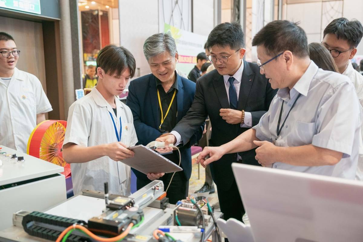 林伯樵主秘、國教署彭富源署長記者會現場與學生互動