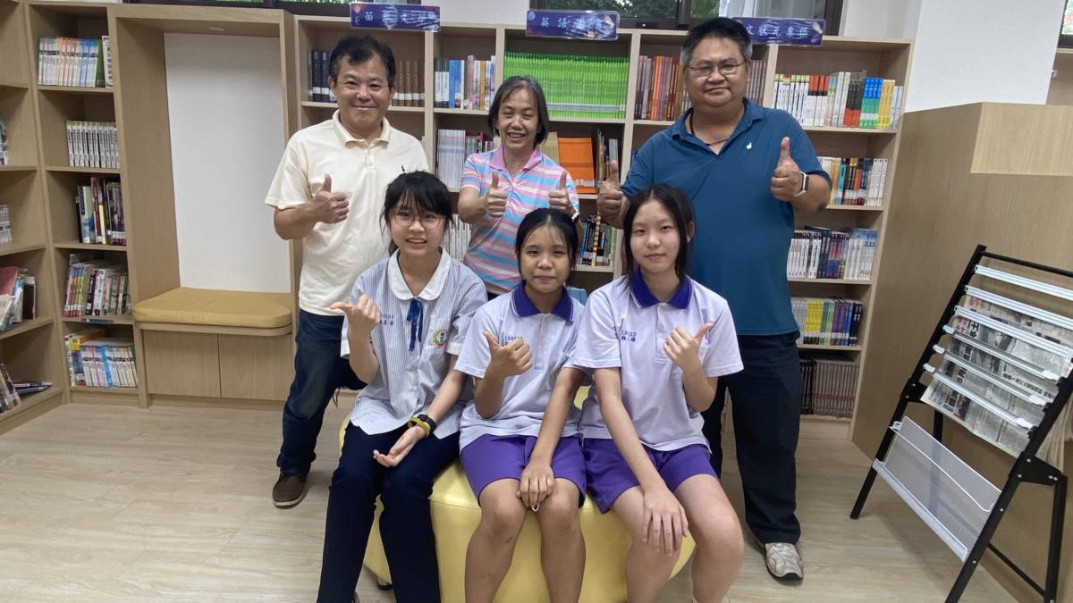 頭份國中師生合影