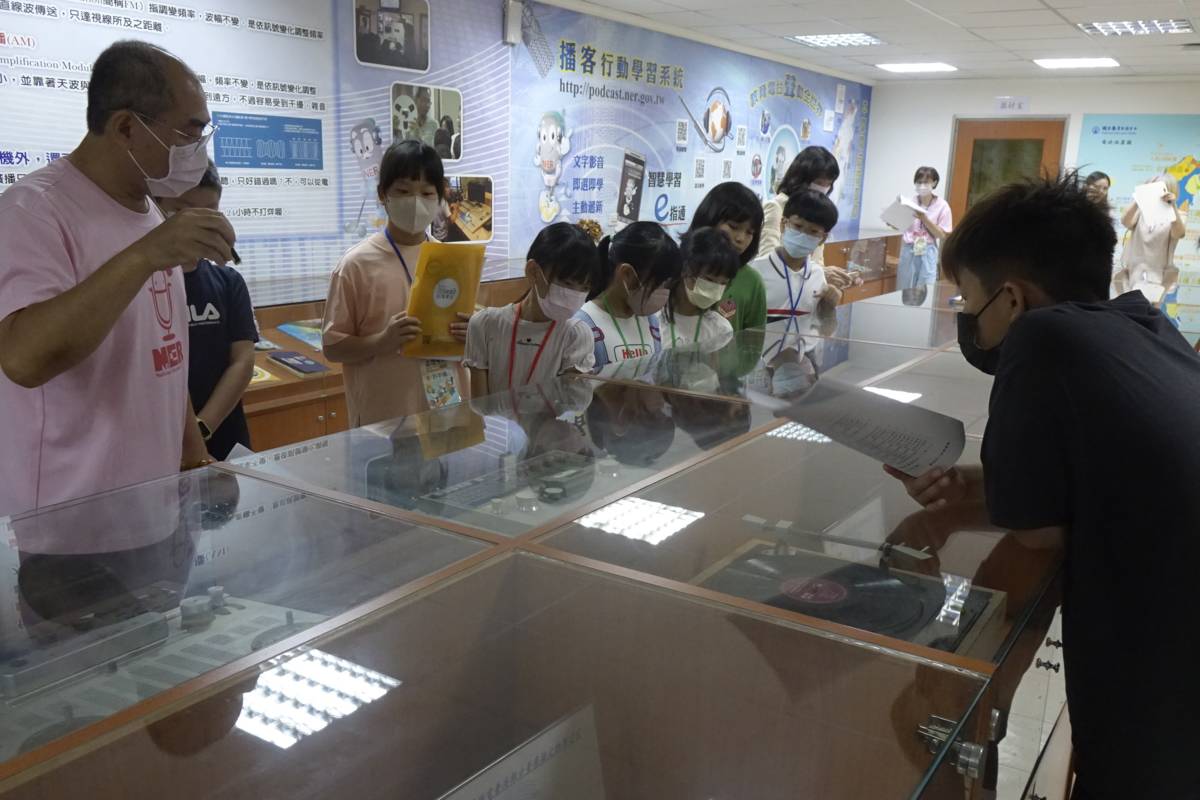 講師向學員介紹電臺設備文物