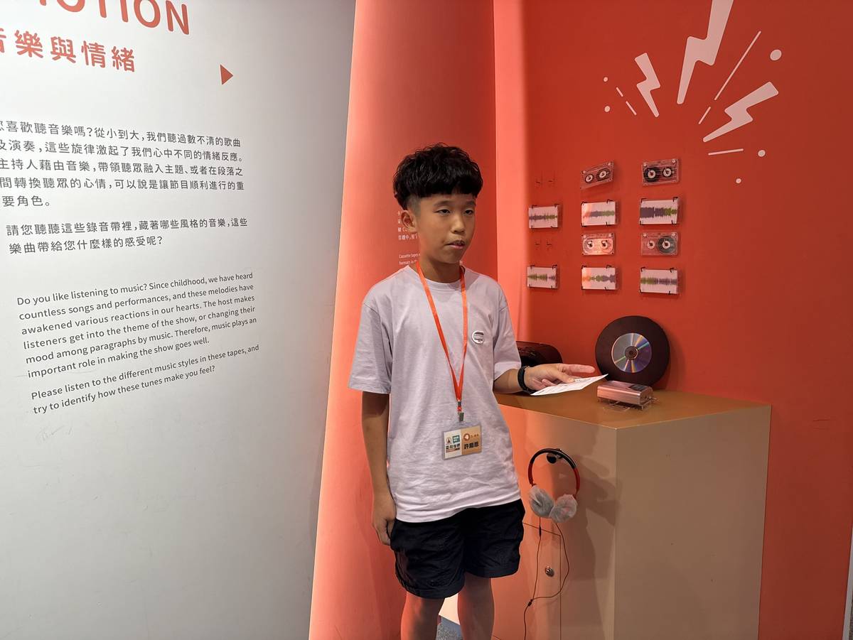 學員許鎧恩介紹音樂在廣播中的應用