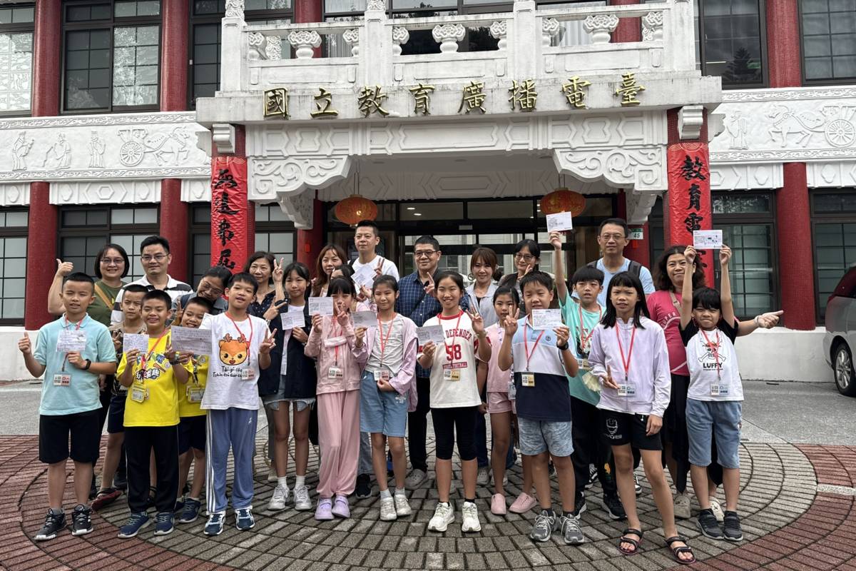 參與臺灣台語小小導覽員體驗營的學員、家長合影