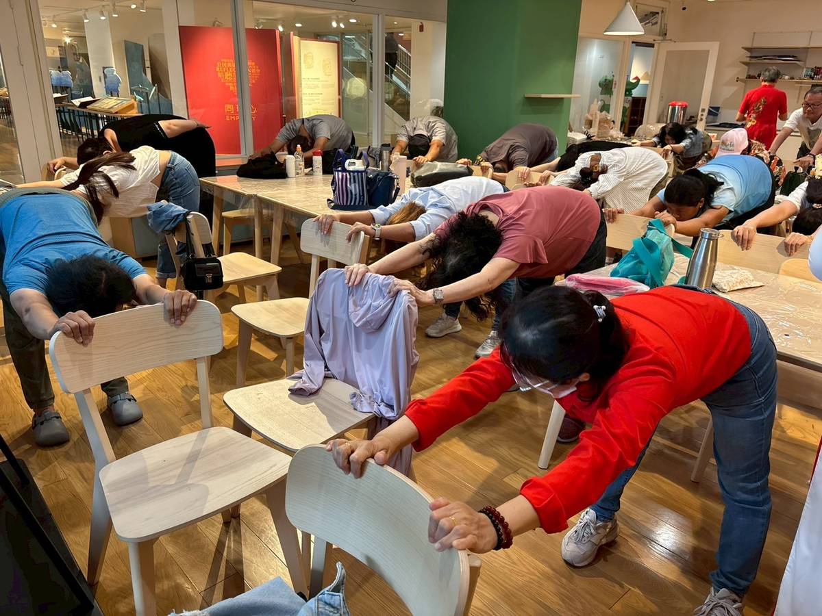 用隨手可得的桌椅做簡單伸展