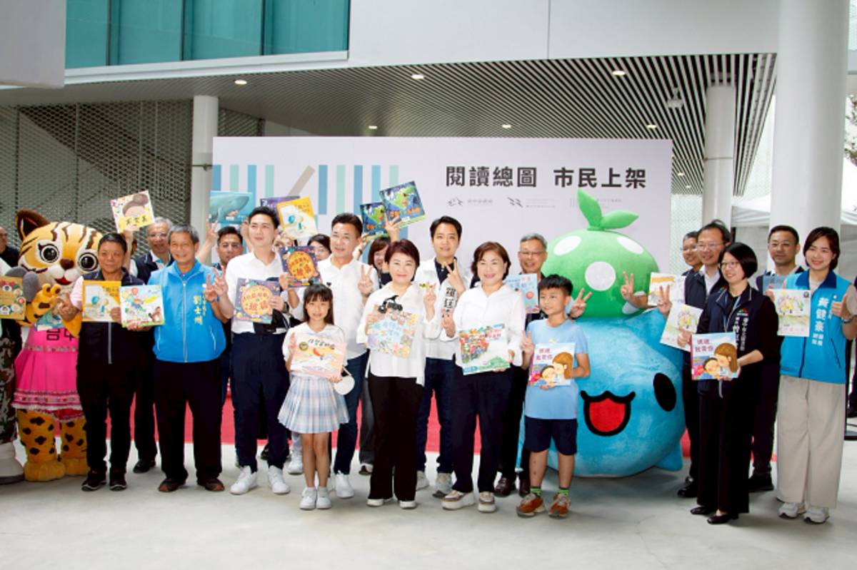 盧市長與眾人拿起書籍合影