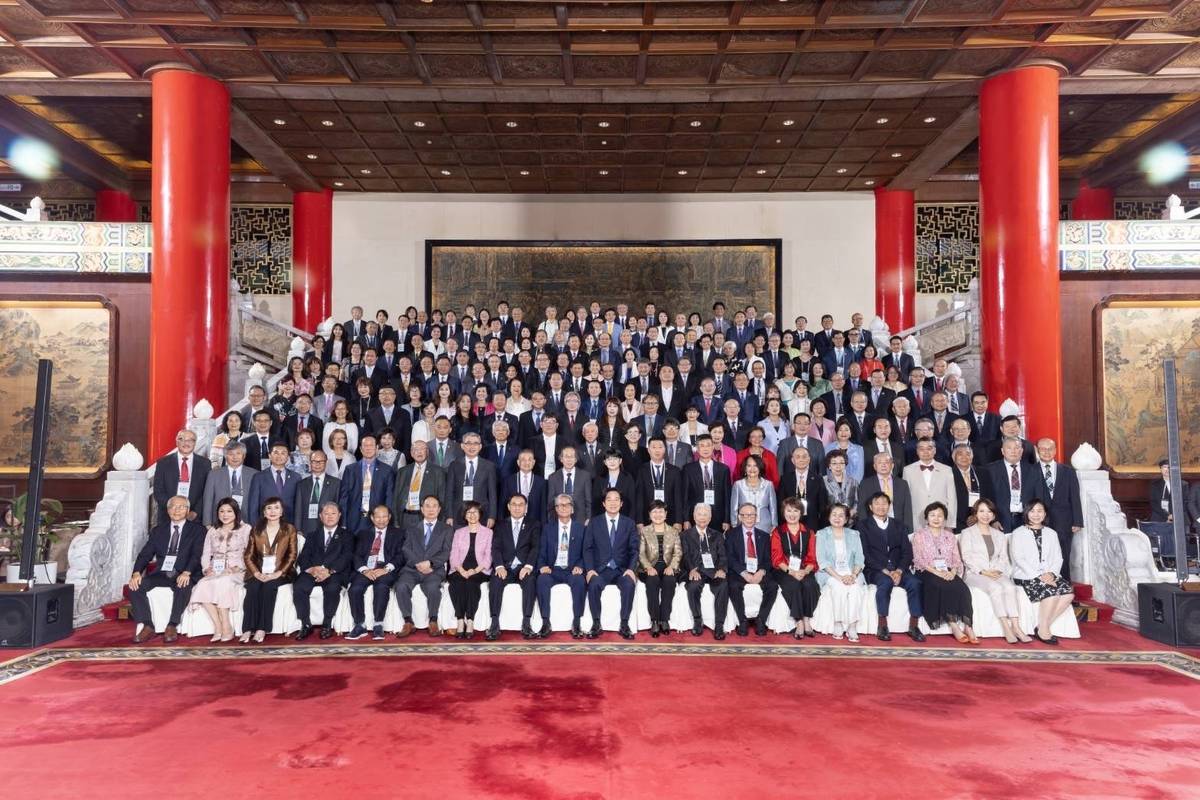 114年僑務委員會議今天(20日)登場，與會者合影。(僑委會提供)