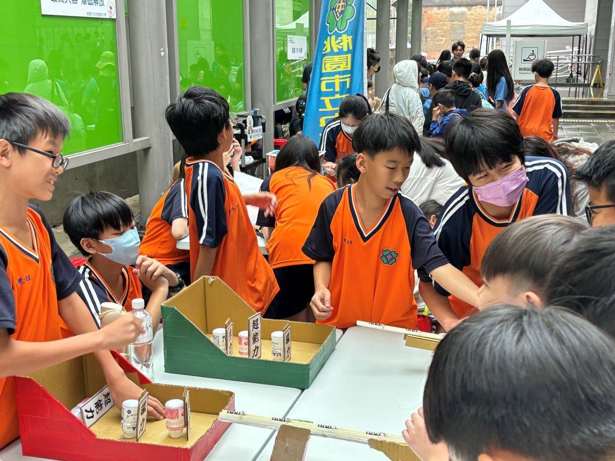桃園市教育局在桃園車站廣場設置充滿趣味的科學實驗攤位