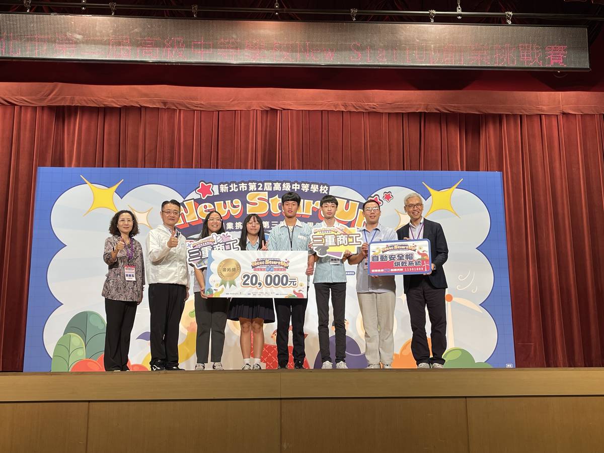 奪下金拓獎的三重商工「自動安全帽烘乾系統」團隊