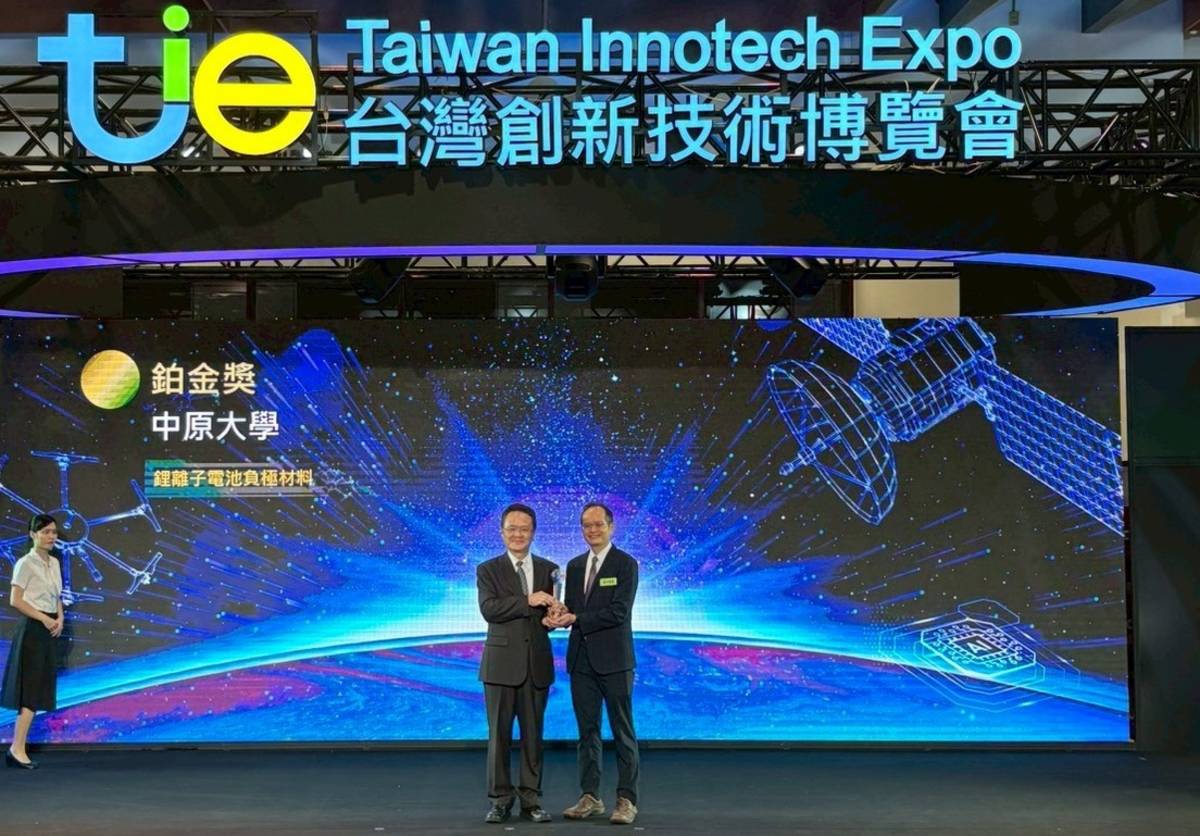 中原化工系劉偉仁教授(右1)以鋰電池負極材料專利技術勇奪創博會最高榮譽「鉑金獎」。(中原大學提供)