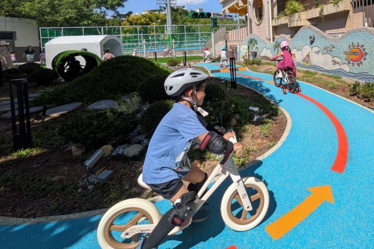 北市信義國小設置「紐柏林F1賽道」活動場域，讓幼兒園小朋友體驗單車運動的樂趣
