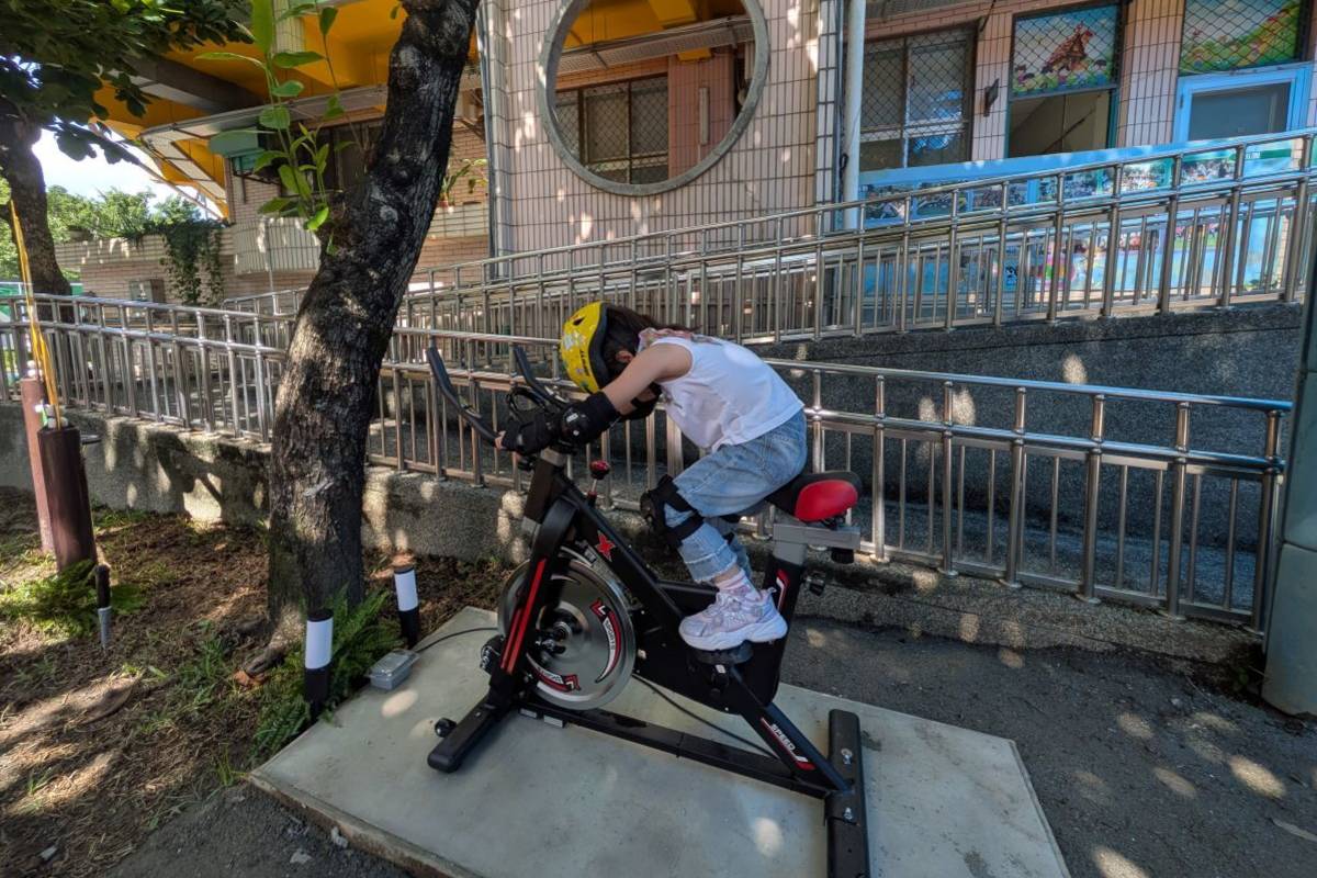 腳踩腳踏車發電，信義國小將永續能源觀念扎根校園
