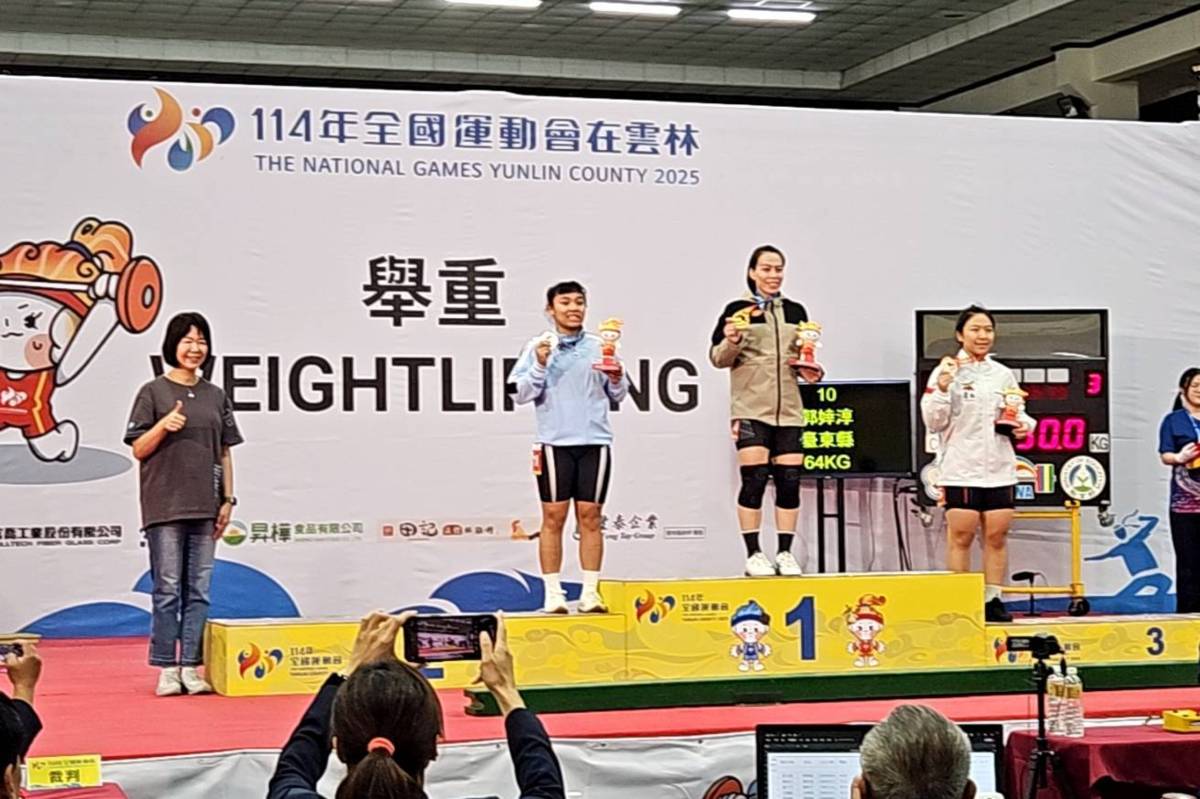 舉重女神郭婞淳為臺東縣代表隊舉起重要一面金牌，一舉打破挺舉項目跟總合的大會紀錄，縣政府教育處長蔡美瑤特別到場為她加油。