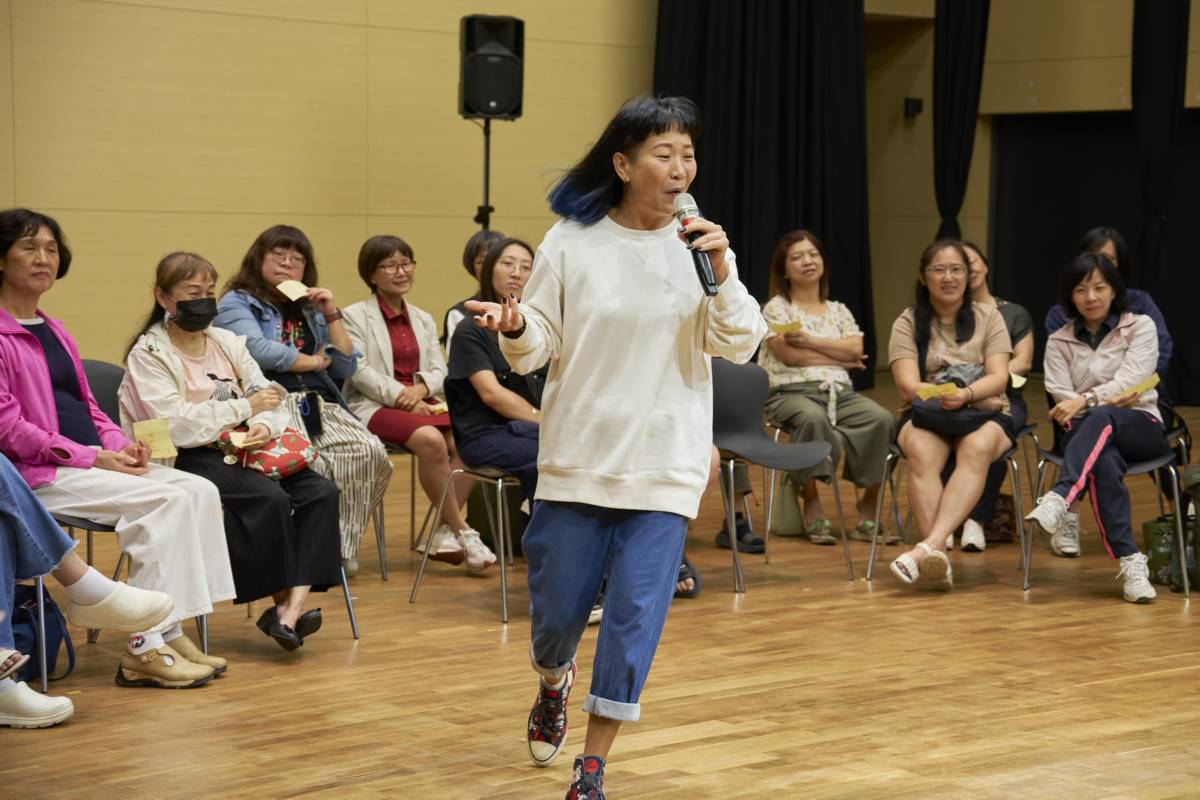 在均一實驗學校明門藝文中心推出的《好事清單》社工戲劇專場，以戲劇療癒助人工作者，回應主題精神—當海水退去，終將發現每座島嶼之間是相連的。（照片由四把椅子劇團提供，攝影：高信宗Pungiya）

