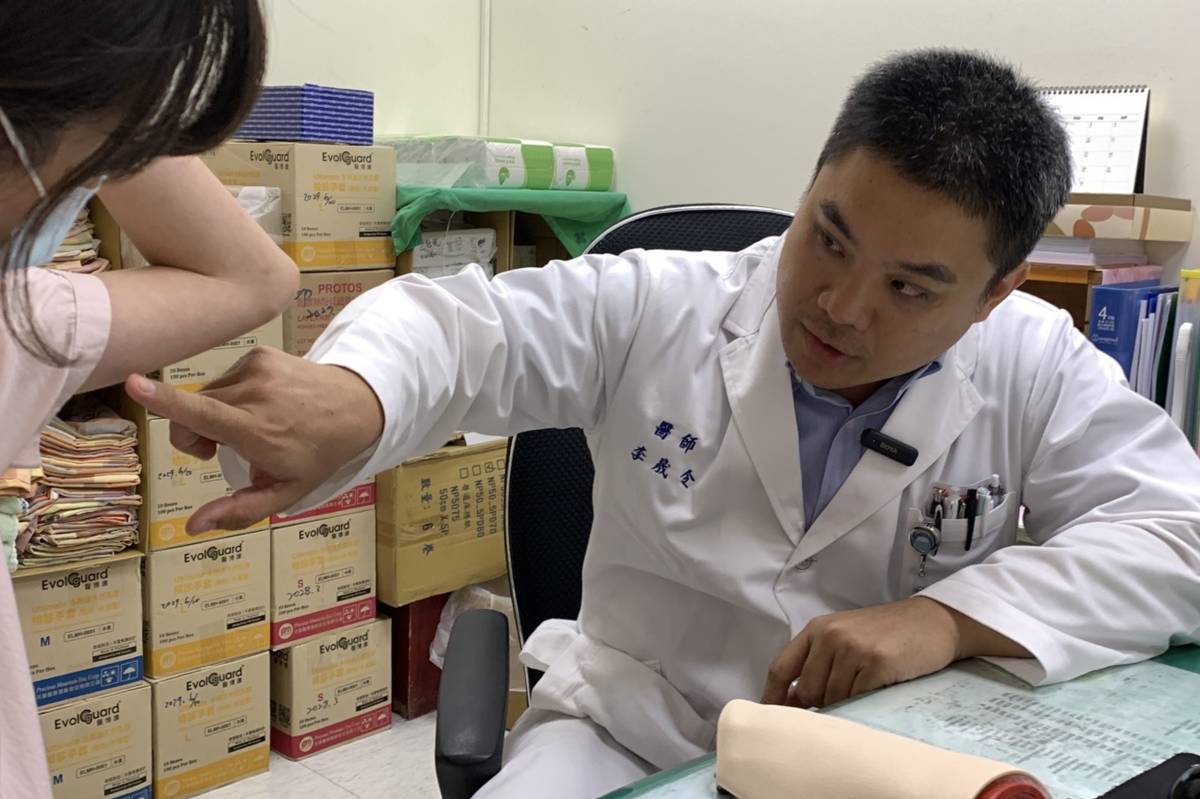 臺東馬偕醫院婦產科李晟令醫師，說明皮下避孕器安裝位置。