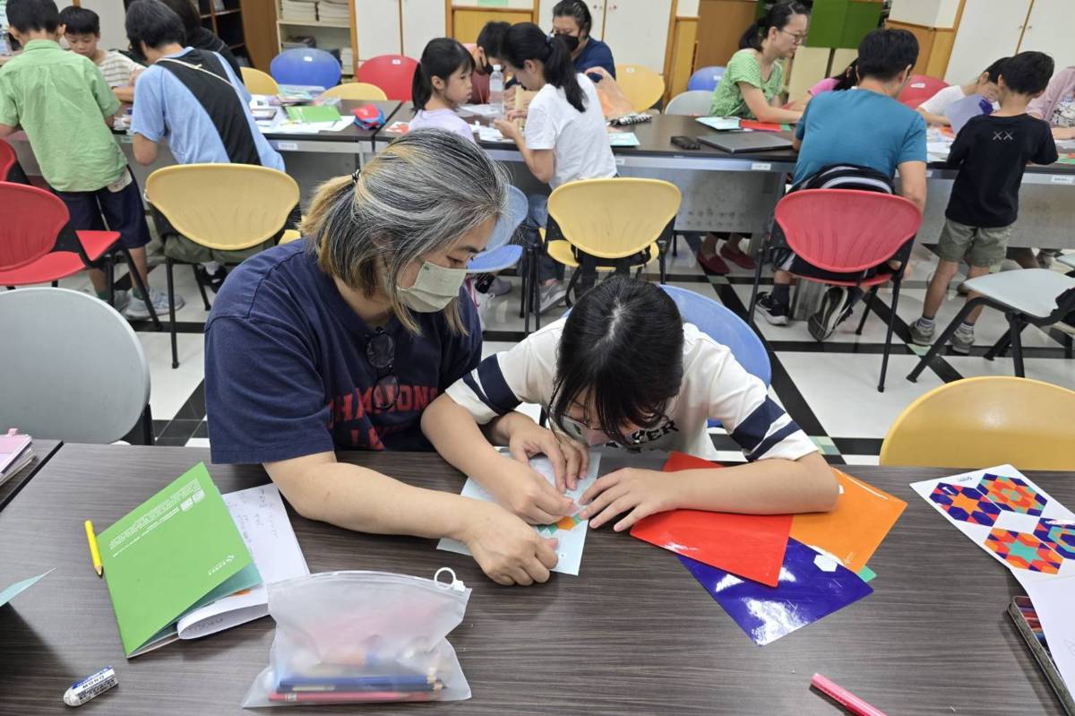 北市萬興國小舉辦親師合作知能講座，親子動手創作顏色與對稱圖形的伊斯蘭燈