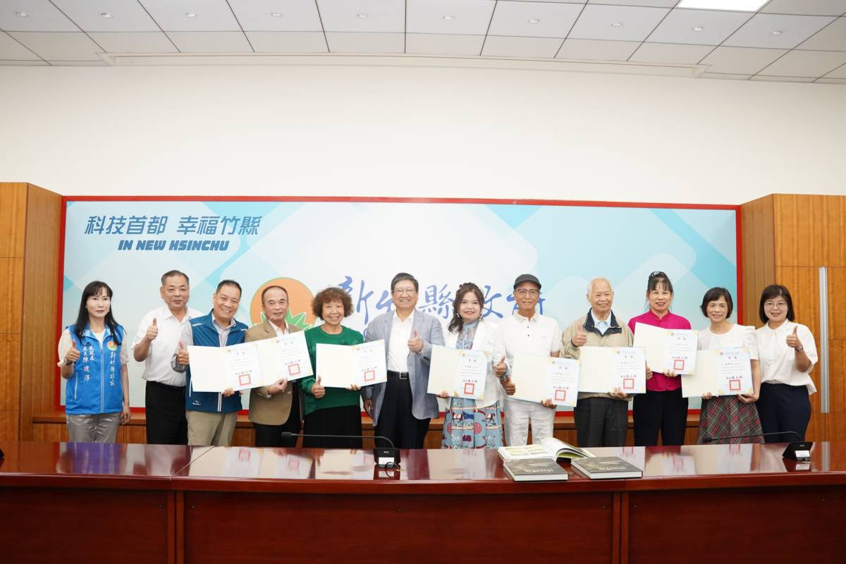 新竹縣政府表揚10名113年授課時數超過100小時的客語薪傳師。（新竹縣政府提供）