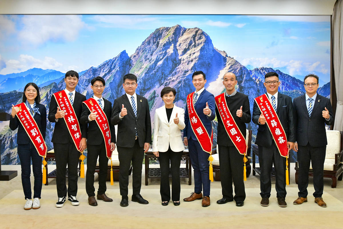 行政院副院長鄭麗君(中)與十大傑出青年當選人合影。(行政院提供)