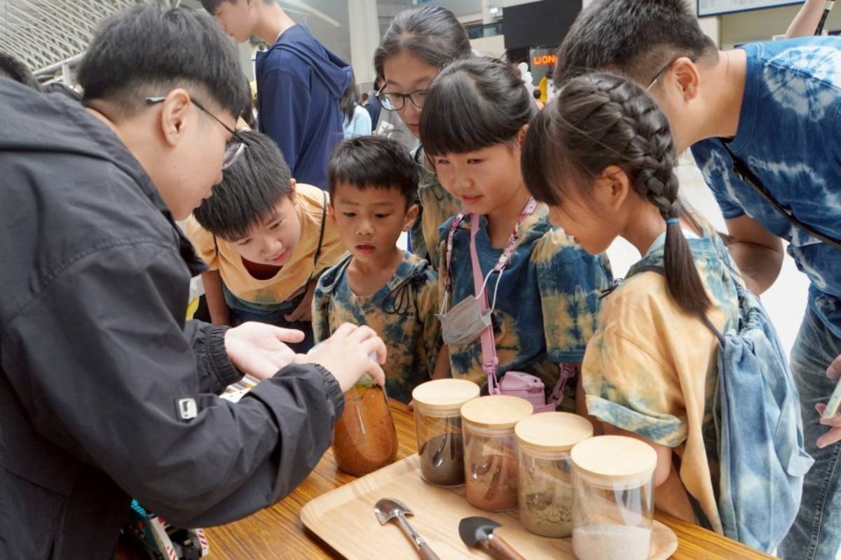 大葉大學環安系學生向小朋友介紹土壤吸碳