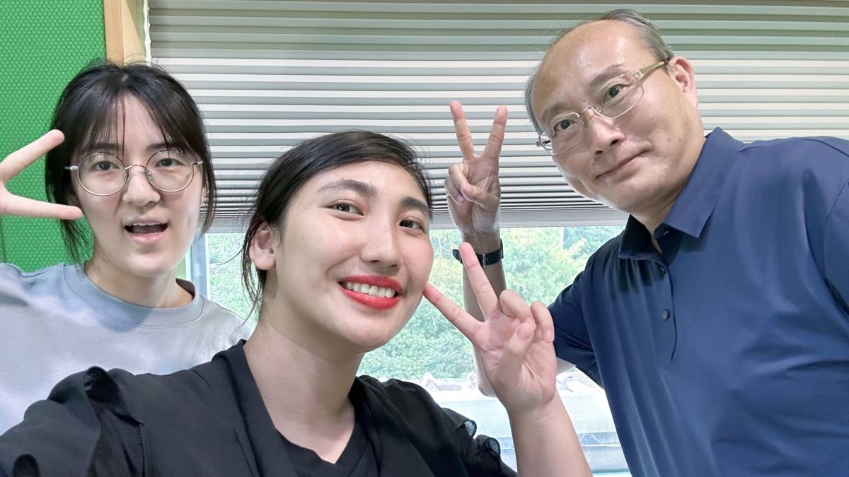 與可愛的芸庭和厲害的張其錚老師拍照～