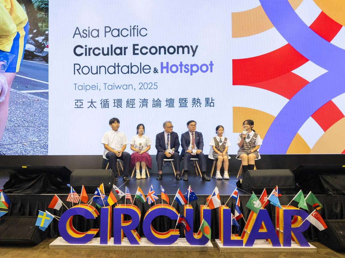 開幕現場以「資源與廢棄」及「自己的未來」為主題，邀請國小及高中學生與官員對談。(環境部提供)