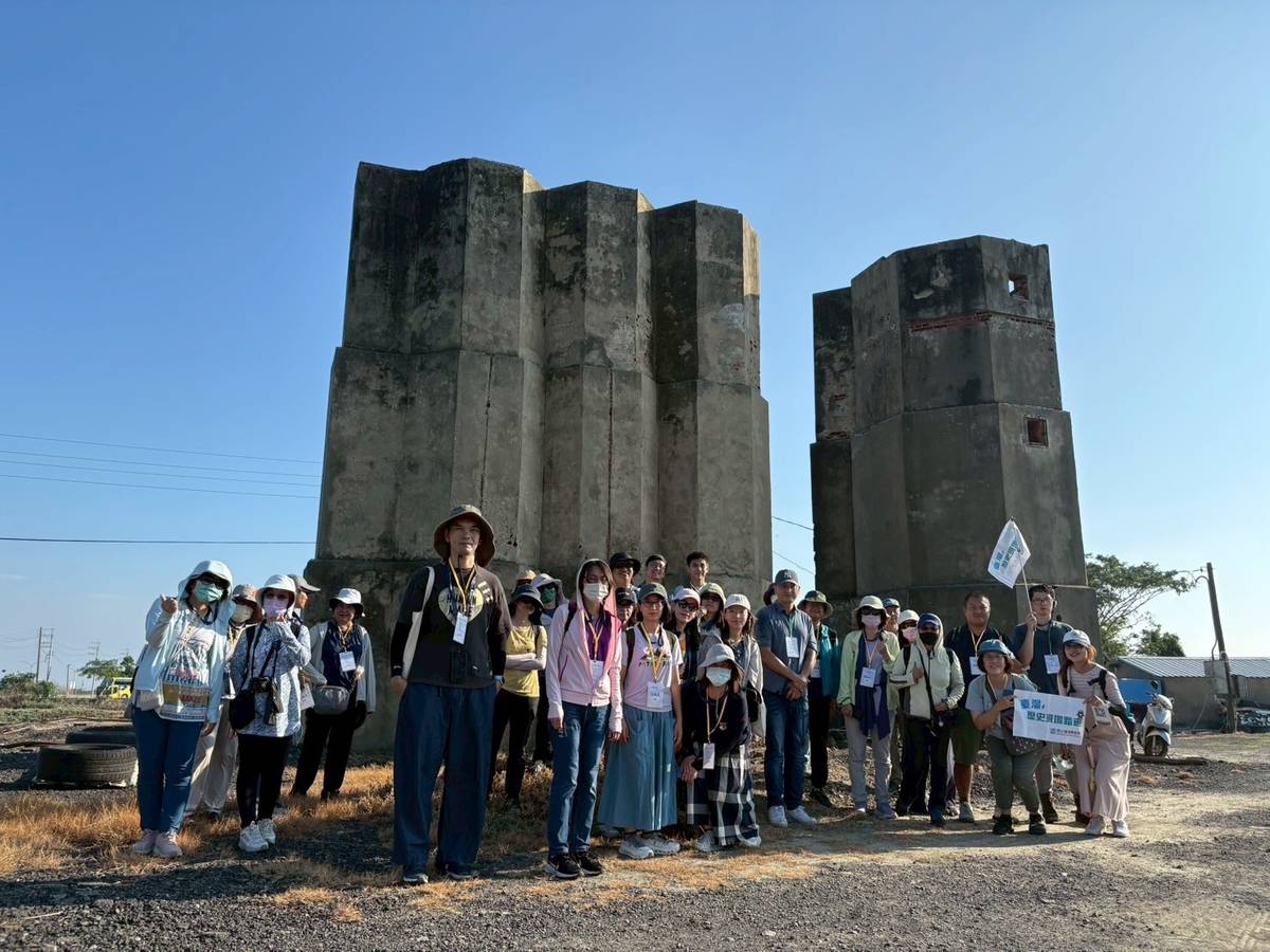 臺灣歷史現場踏查帶領學員走訪北門提溴塔，觀看工業遺址。(國臺圖提供)