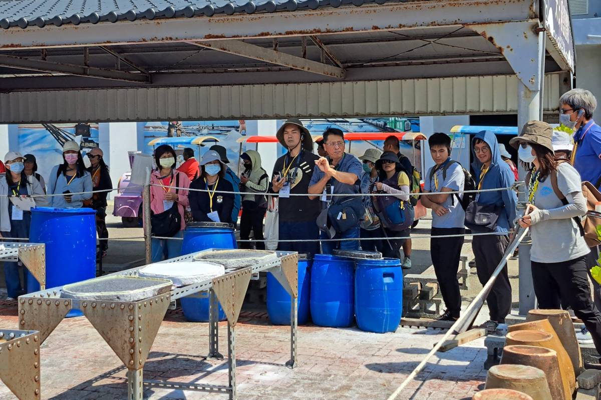 蔡昇璋老師講述臺灣鹽業發展歷史、解說鹽結晶過程，及能體驗的製鹽項目。(國臺圖提供)