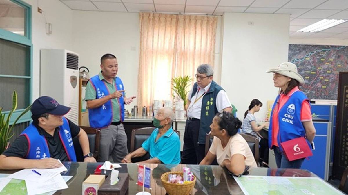 中心團隊協助災民媒合廠商簽約見證與說明
