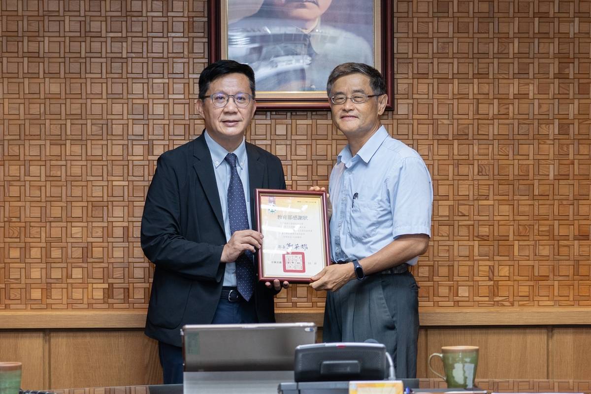 教育部張廖萬堅次長頒獎表揚雲林科技大學媒合工班支援災後復建
