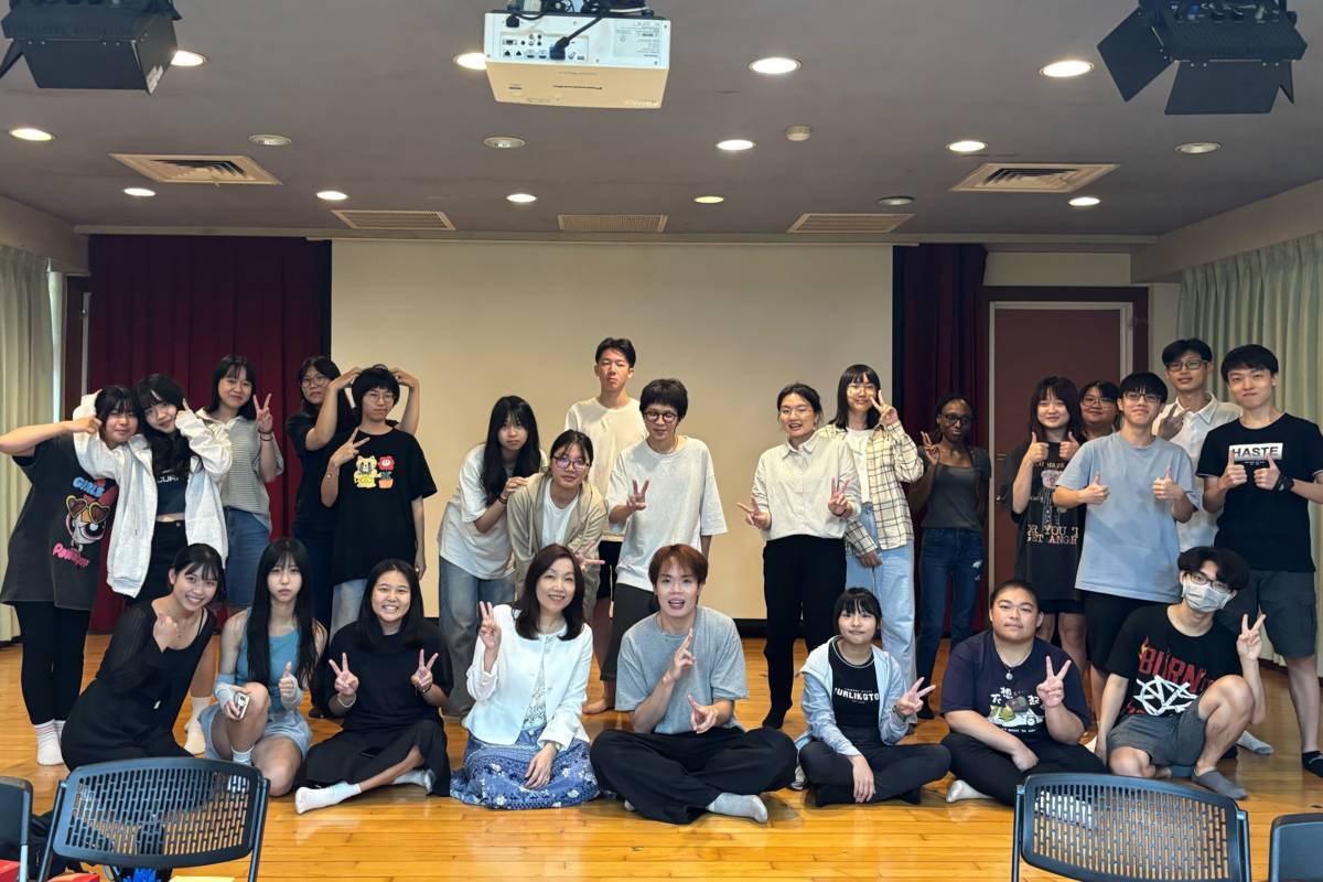 講座結束後，講者與南大英語系師生合影留念，共同記錄語言與表演交融的學習時刻。